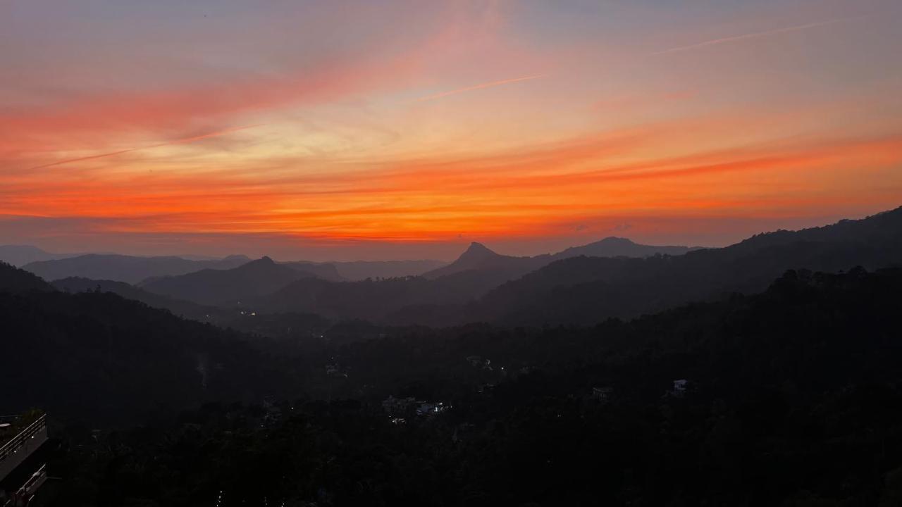 The Panoramic Getaway Hotell Munnar Eksteriør bilde Sunset over the Santa Monica Mountains