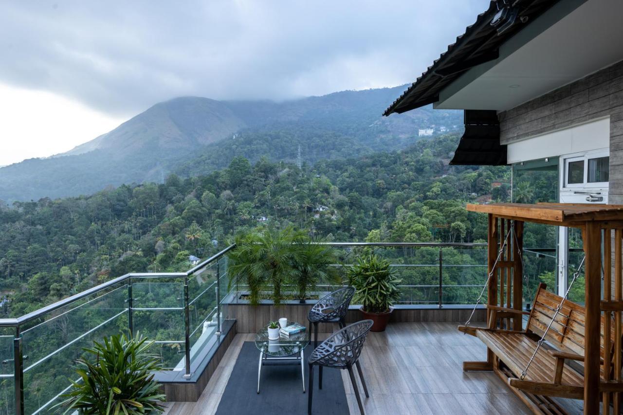 The Panoramic Getaway Hotell Munnar Eksteriør bilde View of the mountain from the balcony of a house in the village