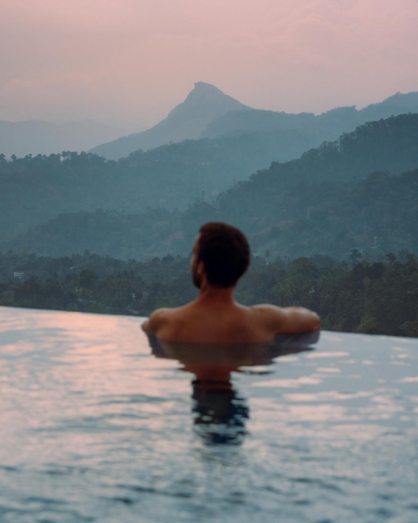 The Panoramic Getaway Hotell Munnar Eksteriør bilde A man in a swimming pool
