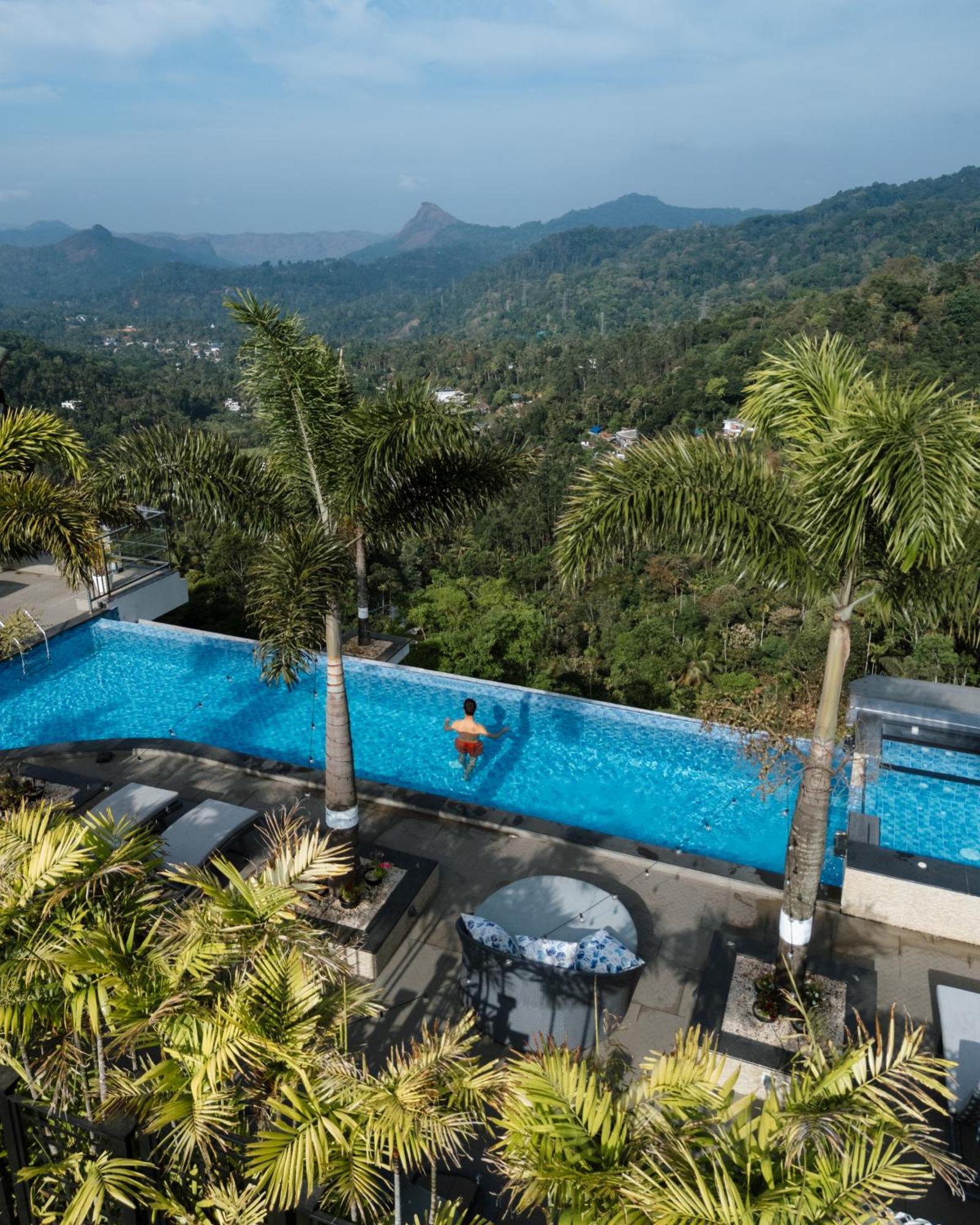 The Panoramic Getaway Hotell Munnar Eksteriør bilde Infinity pool at the Le Méridien, Phuket Resort & Spa