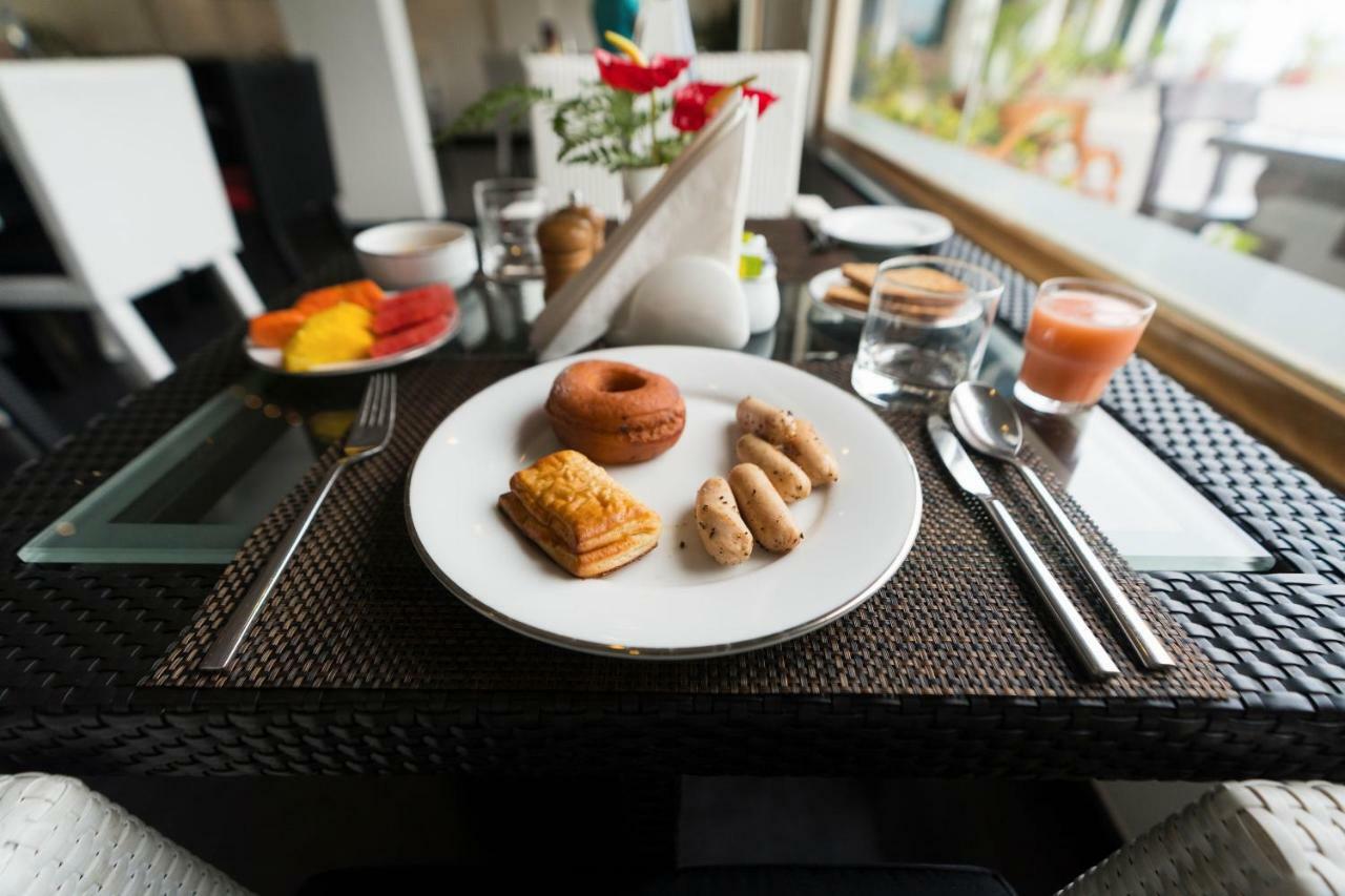 The Panoramic Getaway Hotell Munnar Eksteriør bilde A breakfast table at a hotel